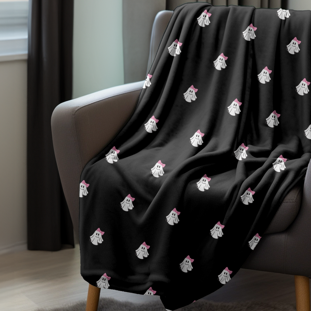 Cute Ghost Halloween Fleece Blanket – Soft & Cozy Spooky Season Decor