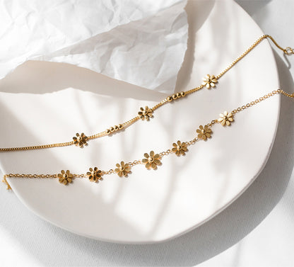 18K gold-plated floral anklet set with minimalist daisy design